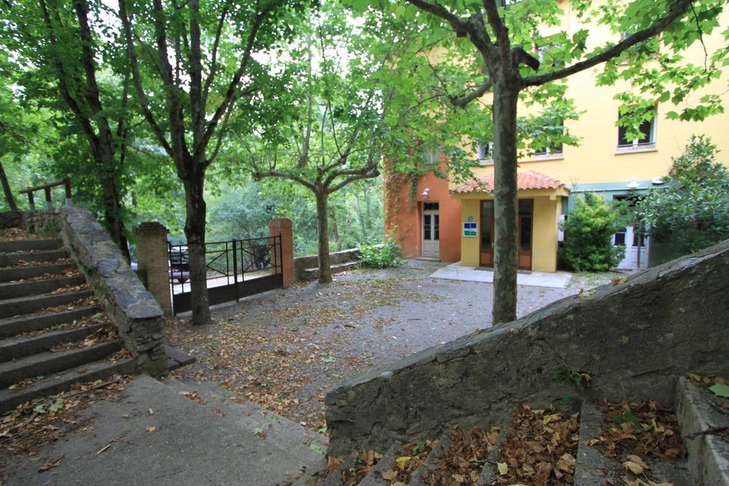 Alberg Roques Blanques Ribes De Freser Exterior photo